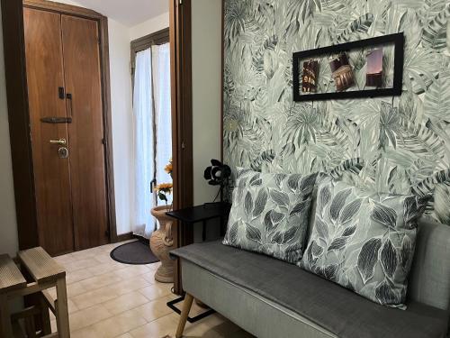 a living room with a couch and a wall at Casa40 Attico con terrazza in Rome