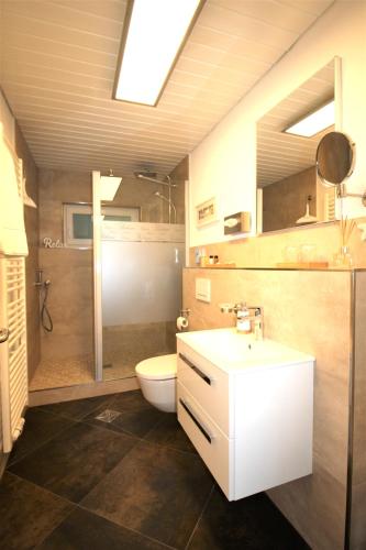 Ένα μπάνιο στο Ferienhaus Dahoam - Exklusivität mit Privatsphäre