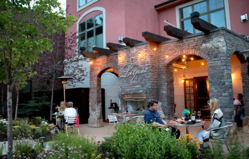 パークシティにあるLespri by Park City Vacationsの庭園のテーブルに座る人々