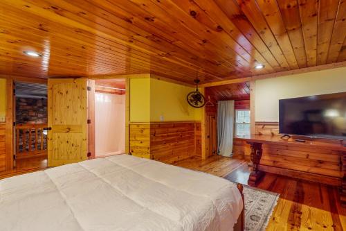 TV a/nebo společenská místnost v ubytování Cajun Hideaway