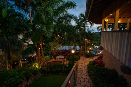 Ein Garten an der Unterkunft Lazy Parrot Inn