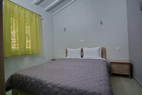 Ένα ή περισσότερα κρεβάτια σε δωμάτιο στο Aigaio Villa Between the Aegean Blue and Olive Grove