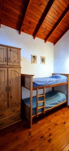 two bunk beds in a room with a wooden ceiling at Casa Quinta La Gualeya in Gualeguay