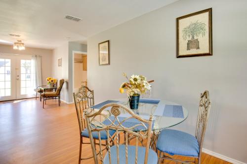 Ruang duduk di Waterfront Home at Lake Fork with Boardwalk