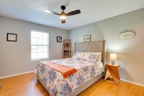 Katil atau katil-katil dalam bilik di Waterfront Home at Lake Fork with Boardwalk