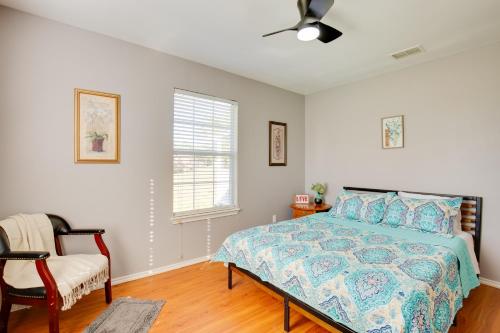 Katil atau katil-katil dalam bilik di Waterfront Home at Lake Fork with Boardwalk