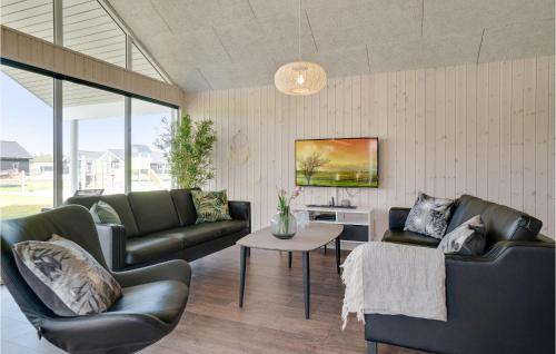 ein Wohnzimmer mit zwei Sofas und einem Tisch in der Unterkunft 13 Bedroom Awesome Home In Nørre Nebel in Nørre Nebel