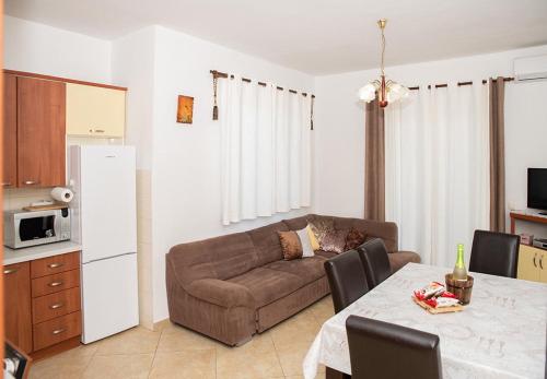 ein Wohnzimmer mit Sofa und Tisch in der Unterkunft Apartment Mira in Supetarska Draga