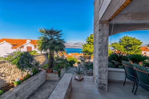 een patio met uitzicht op het water vanuit een huis bij Apartments Paco in Postira
