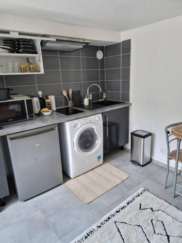 une cuisine avec un évier et une machine à laver dans l'établissement Appartment- Near Train Station - Free Parking, à Orléans