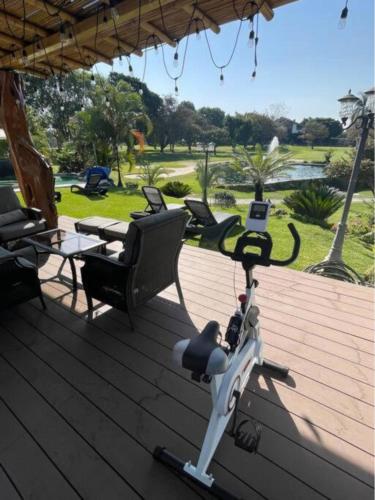 a treadmill on a deck with a table and chairs at Casa VIP con la mejor vista de Lomas de Cocoyoc in Texcalpan