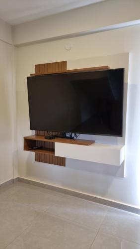 a flat screen tv hanging on a wall at Casa a estrenar in Hohenau