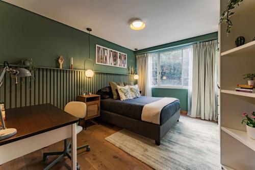 Katil atau katil-katil dalam bilik di Newton Chic Condo Stylish and Cozy