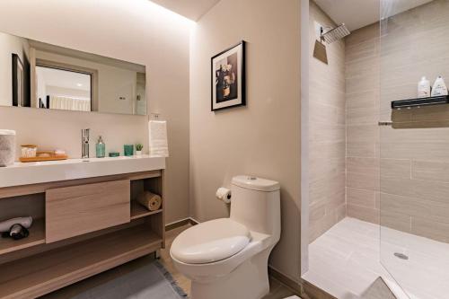 a bathroom with a toilet and a sink and a shower at Elegant Apartment with Balcony and City Views in Mexico City