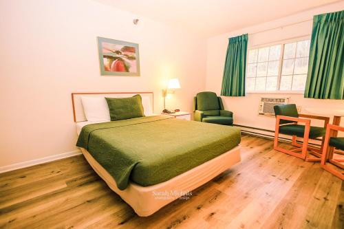 Ein Bett oder Betten in einem Zimmer der Unterkunft Mountain Host Motor Inn
