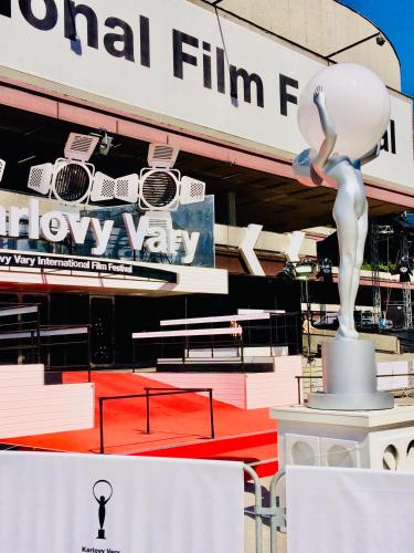 Večerní zábavní program pro hosty v ubytování ArtFlora KV Premium