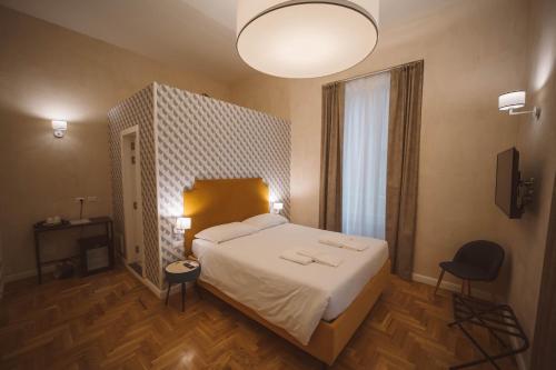 een hotelkamer met een bed en een lamp bij Librai suite in Napels