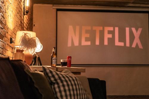TV a/nebo společenská místnost v ubytování Dom Biały, willa nad jeziorem