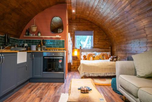 une chambre avec un lit et une cuisine dans une cabine dans l'établissement Bonnie Brae - (Luxury Pod), à Portpatrick