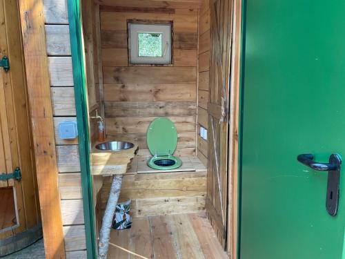 - une salle de bains avec toilettes dans une petite maison dans l'établissement Les cabanes de la palombière, à Allons