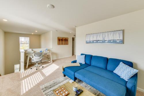 Posezení v ubytování 5 Mi to Bethany Beach Home with Pool and Gym Access!