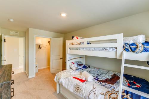 Postel nebo postele na pokoji v ubytování 5 Mi to Bethany Beach Home with Pool and Gym Access!