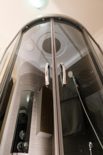 a view of the front window of a vehicle at Мигово Гражда in Migovo