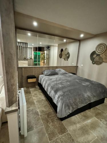 Postel nebo postele na pokoji v ubytování Le boudoir suite&spa