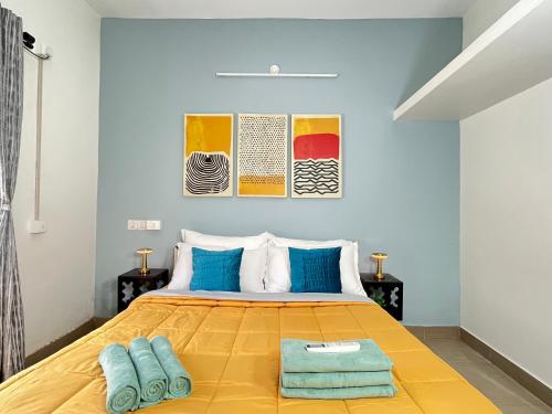 una camera da letto con un letto con pareti blu di Coastal Haus, 5 Min to Beach, AC 4 BHK, Foosball Table a Kappil