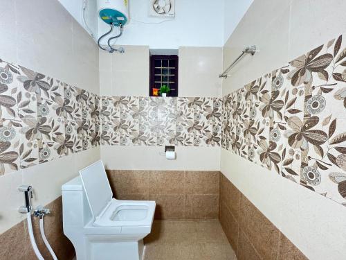 un bagno con un water e un lavandino di Coastal Haus, 5 Min to Beach, AC 4 BHK, Foosball Table a Kappil