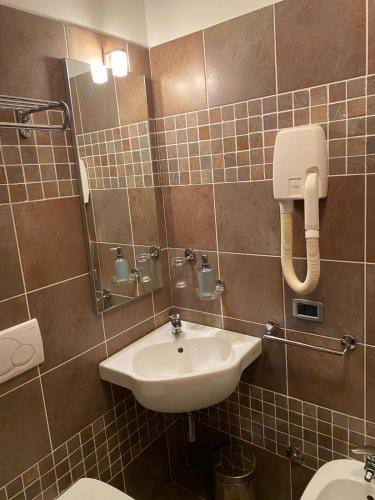 a bathroom with a sink and a toilet at Appartamento Frabosa in Frabosa Soprana
