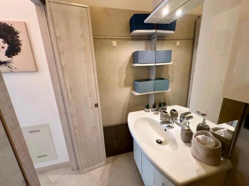 a bathroom with a sink and a mirror at Parcheggio privato, a 7 minuti a Piazza del Campo in Siena