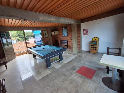 una habitación con mesa de ping pong en una casa en Quinta el Castillo, en Melgar