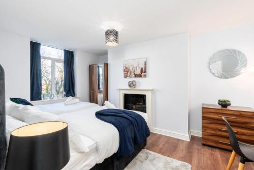 Postel nebo postele na pokoji v ubytování Stunning Doncaster City Centre Apartment, with 2 Double beds