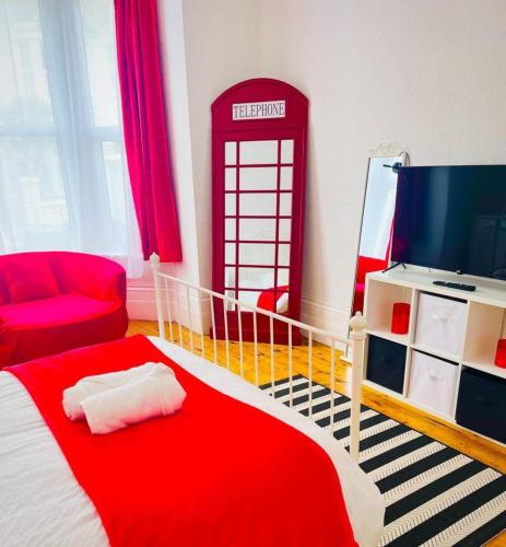 a room with a red phone booth and a bed at Taswell Road in Portsmouth