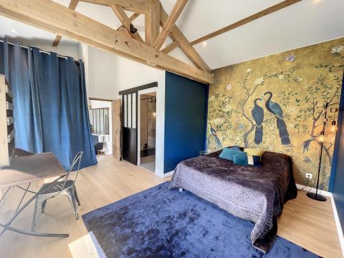 une chambre avec un lit et un mur bleu dans l'établissement Domaine de l'Heure Bleue, à Genouilleux