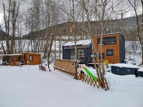 a couple of small buildings in the snow at Anciasglamp in Dolný Kubín
