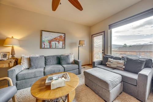 Posezení v ubytování 6 Mi to Winter Park Resort Townhome with Hot Tub!