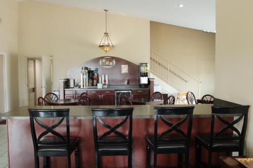 Posezení v ubytování Boarders Inn and Suites by Cobblestone Lamar Missouri