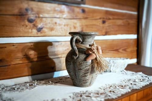 a vase sitting on top of a table at Medová chaloupka Jetřichovice České Švýcarsko in Jetřichovice