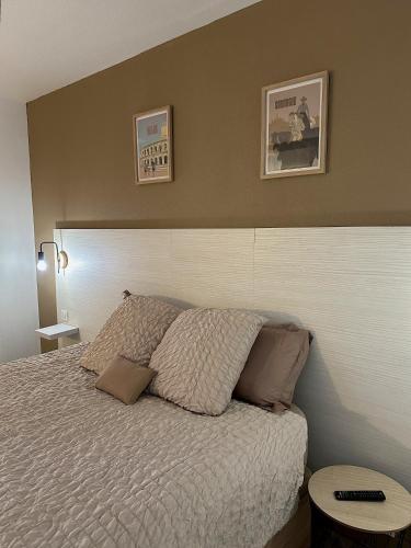 une chambre avec un lit avec une couette blanche dans l'établissement Nid douillet avec terrasse au calme, à Arles