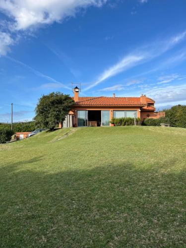 a house with a large lawn in front of it at Casa da Bonança Ofir in Fão