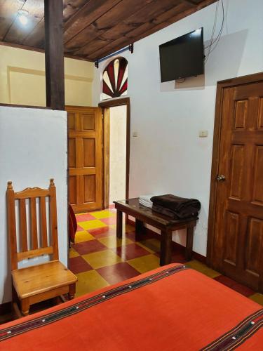 Una televisión o centro de entretenimiento en Anexo By Hotel Maya Ik'