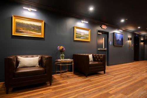 a waiting room with two chairs and a table at The Pathmaker Hotel in Bar Harbor