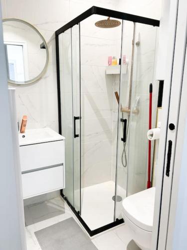 une salle de bain avec une douche en verre et des toilettes dans l'établissement Studio moderne - Canal St Martin, à Paris