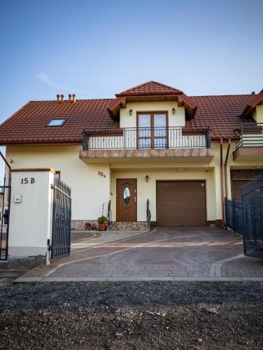 a house with a gate and a garage at Prywatny Dom z Parkingiem Trzy Sypialnie Self check-in Faktura in Rzeszów