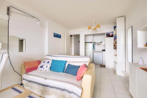 un salon avec un canapé et une cuisine dans l'établissement Résidence Cannes Villa Francia - maeva Home - Appartement climatisé avec vue mer 2 pièces 4 personnes - Prestige - super Home MAE-2644, à Cannes