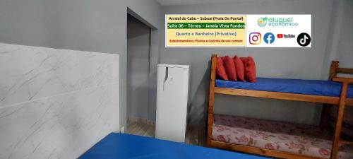 a room with a bunk bed and a sign at Arraial do Cabo – Subuai Village - Aluguel Econômico in Arraial do Cabo