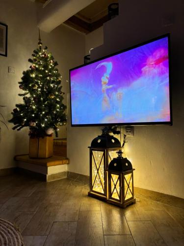 Una televisión o centro de entretenimiento en Dům Na Vršku