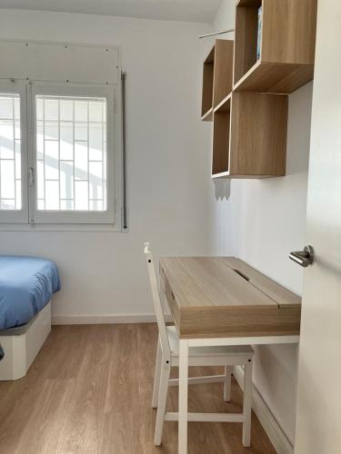a kitchen with a table and a bed in a room at Descanso del GUERRERO in San Miguel de Fluviá